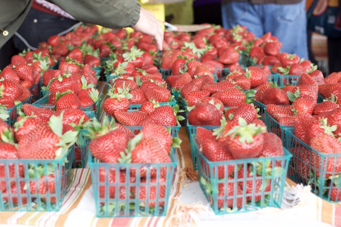 Dirty Girl Produce Strawberries | BeatsEats.com