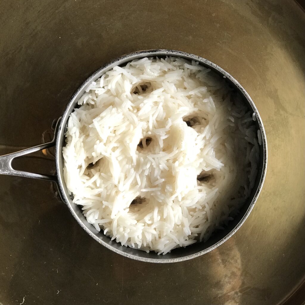 Making Persian rice with steam vent tunnels